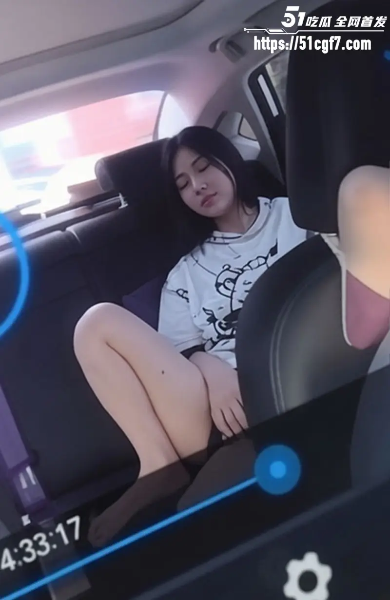 网约车自慰事件 女乘客逼痒难耐掰穴自慰 司机都看傻眼了 图2