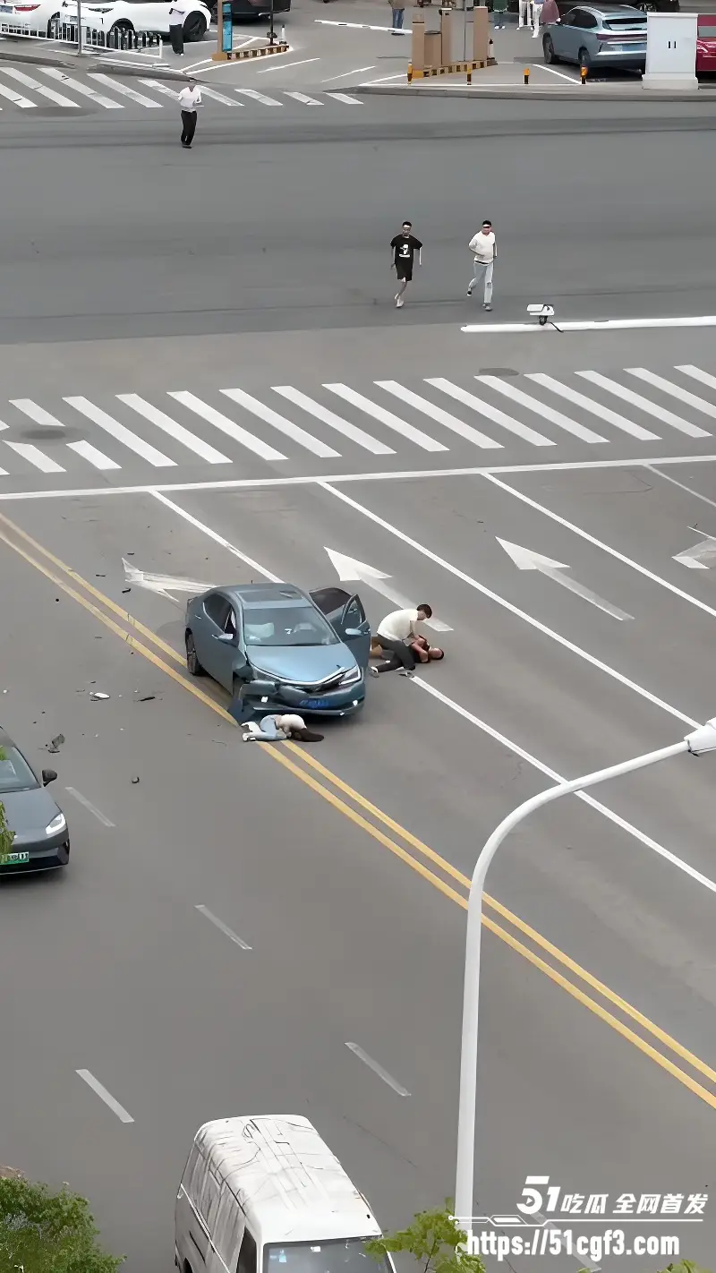 震惊三观 男子为情所困 闹市区马路持刀怒杀原配情夫 事后当场自我了结！ 图4