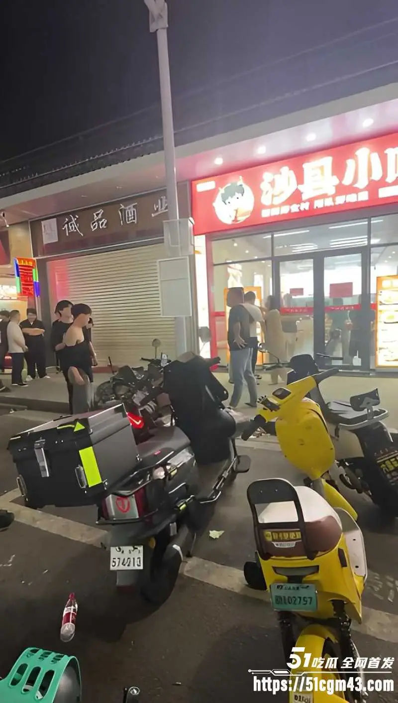 反差女神精神小伙打架现场 美女真上狂野扭打直接失控 身材火辣太带感! 图6