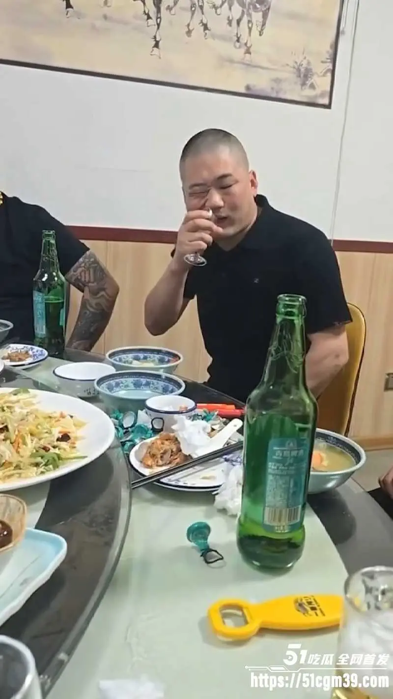 现实狠人当众生嚼碎玻璃 满嘴鲜血却面不改色 颠覆三观大开眼界! 图3