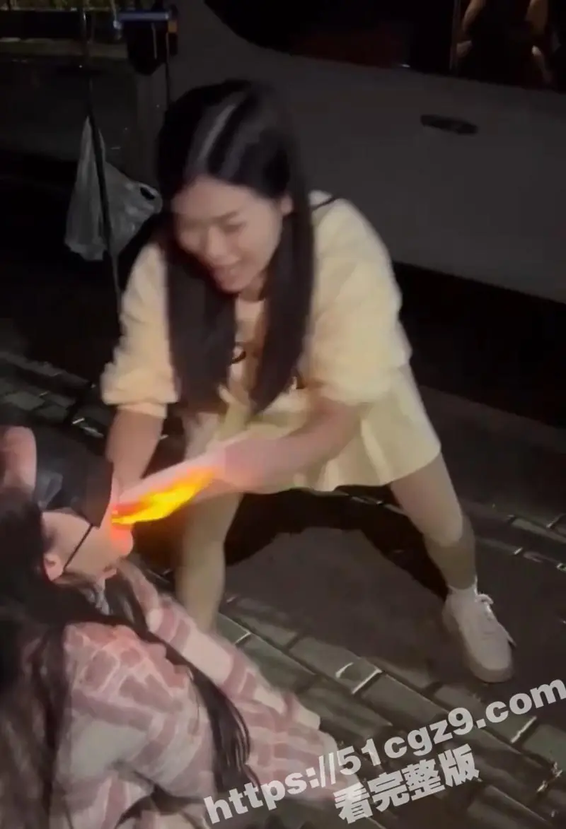 广西精神小妹深夜公园玩变态直播 为博眼球生吞燃烧纸巾 用拖鞋抽骚逼狠打小伙大屌 现场惨叫连连 图10