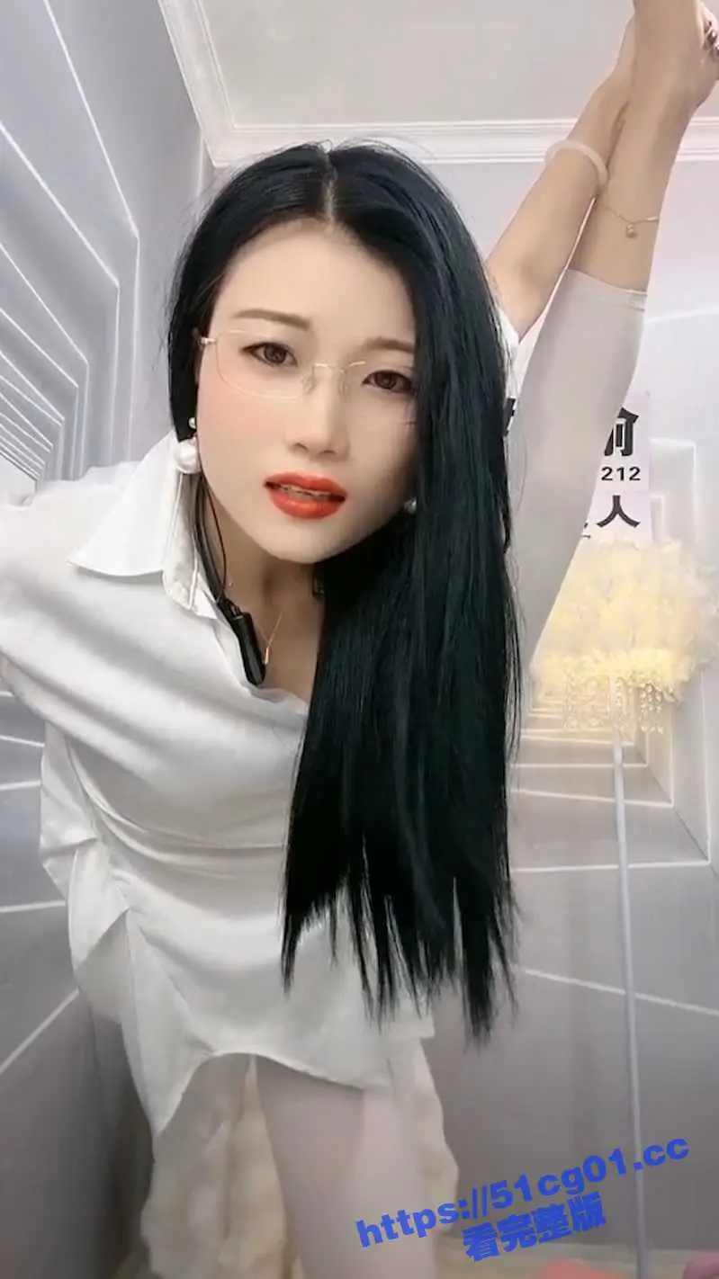 国产网红主播 媚瑜 极品少妇 曾是舞蹈老师 直播间展示傲人身材 一字马调情! 图2