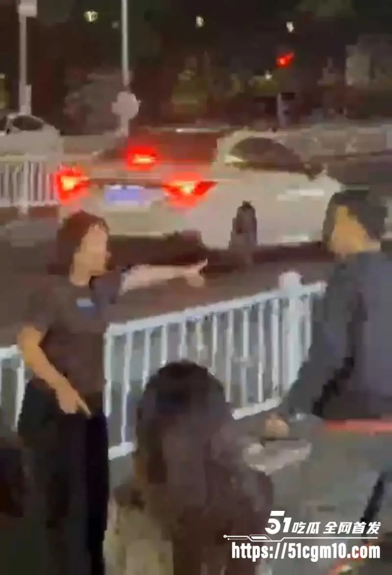 潮汕人妻当街抓奸 小三竟是男GAY 老公认怂跪街求饶 女子怀疑人生当场崩溃大哭! 图7