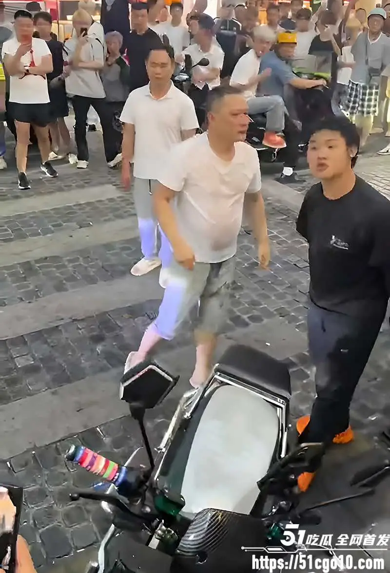 奇葩解压名场面 两男子街头吵架互吐口水 最后竟演变成泼水大作战 图9