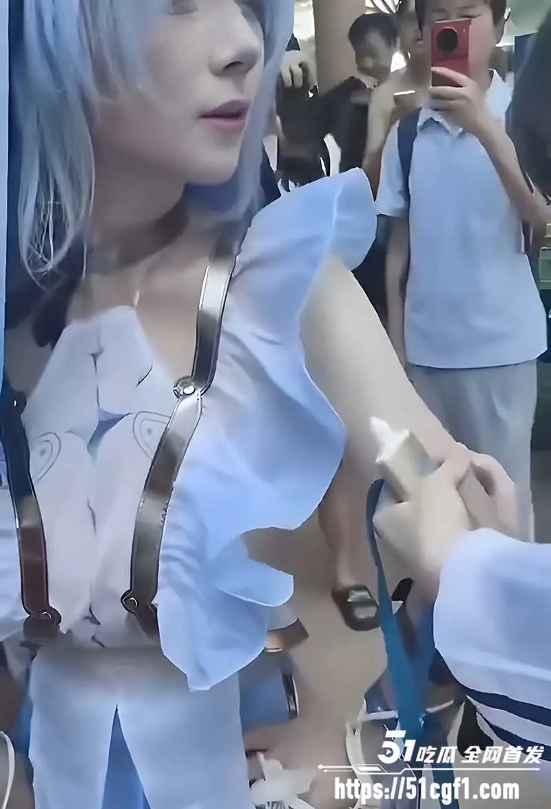 河北保定高考女生COS露奶考试 勾男生考场手淫得0分 女主现身道歉 图2