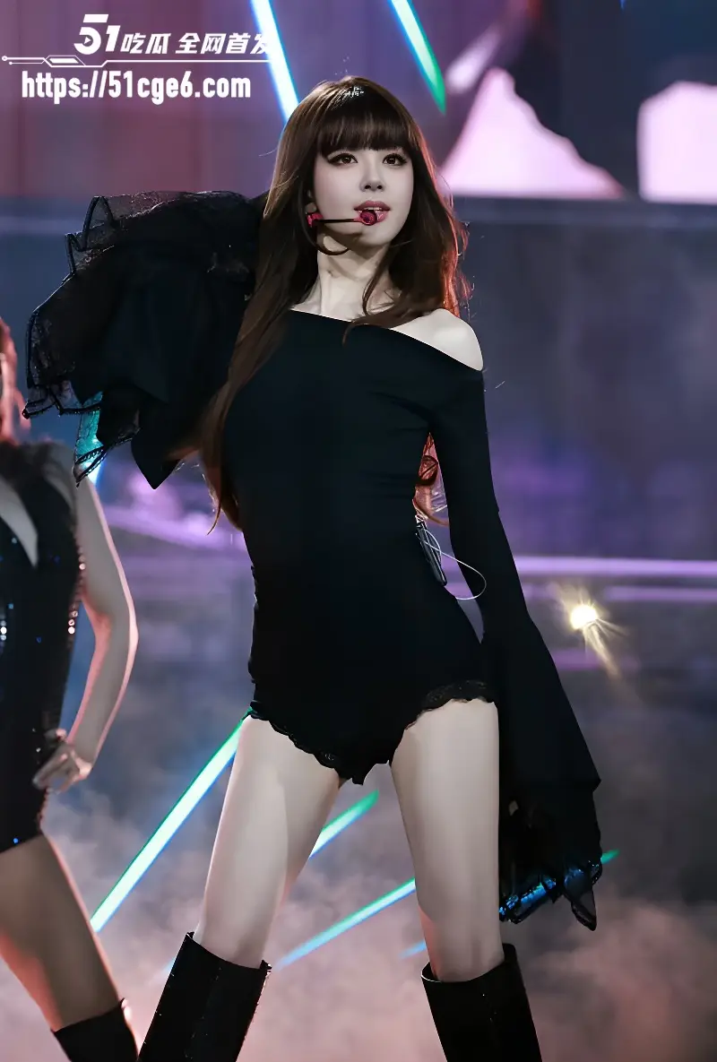 赵露思澳门演唱会惊艳亮相 堪称中国版Lisa 紧身制服展露逼缝 气氛高涨引网友热议 图3