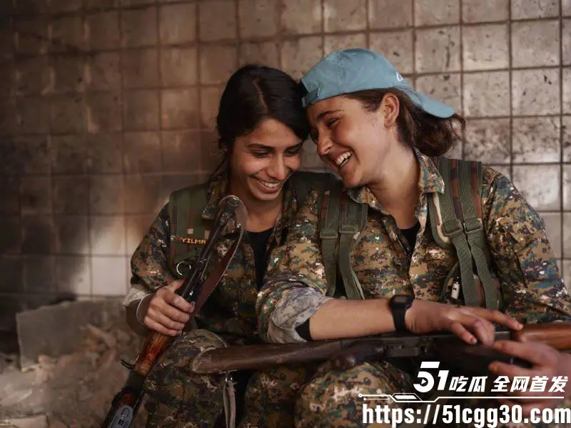 库尔德女兵让ISIS士兵闻风丧胆 踩在她们尸体上践踏羞辱视频流出 甚至对着尸体开枪 画面极度残忍! 图3