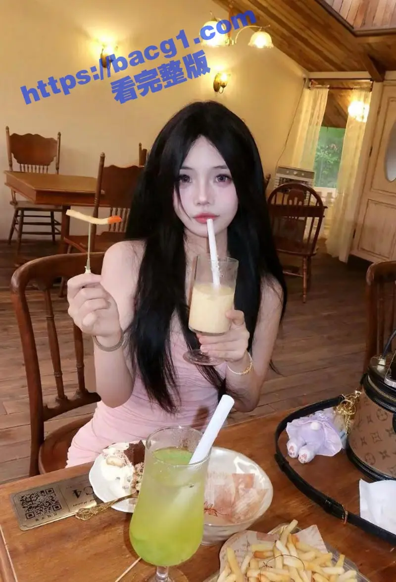 高校大三美女学生 小美 舍友不在全裸露出自慰给兄弟们看 舍友回来会不会闻到淫水的骚味呢? 图1