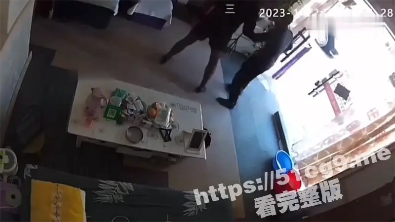 胆子太大了吧!广东一男子强行打开足浴店房门 对店内女子又搂又抱 衣服都撕坏了! 图1