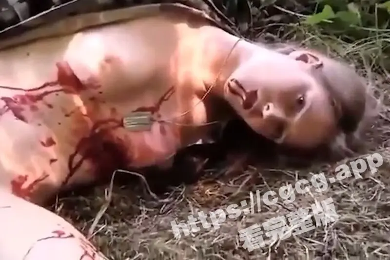 战争真的好残酷！俄乌战争期间 俄军把死去的乌克兰女兵衣服扒光 然后再用枪戳进其下体！ 图1