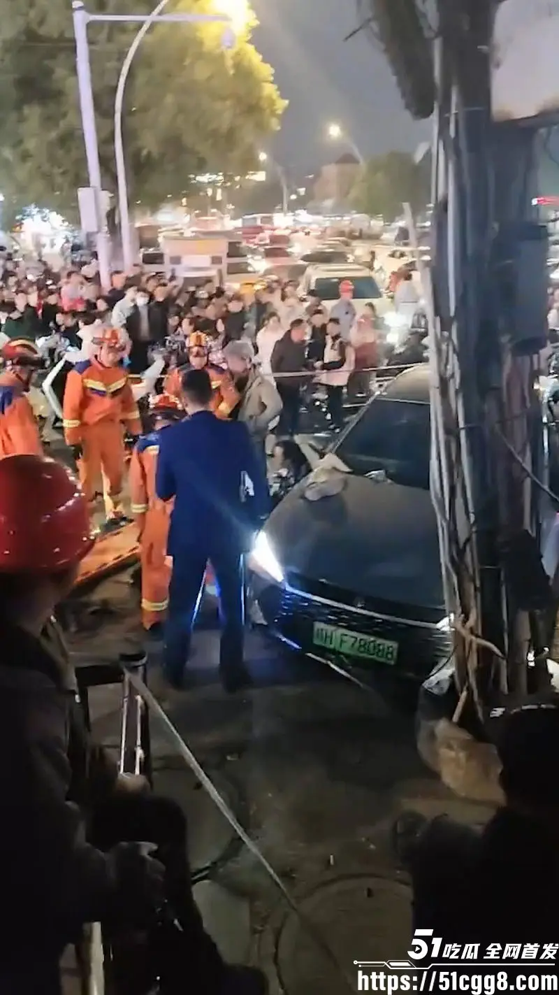 江西景德镇豪德贸易广场发生严重车祸 小轿车失控撞飞4辆两轮车 救护车来回两趟拉人 其中一人当场身亡! 图5