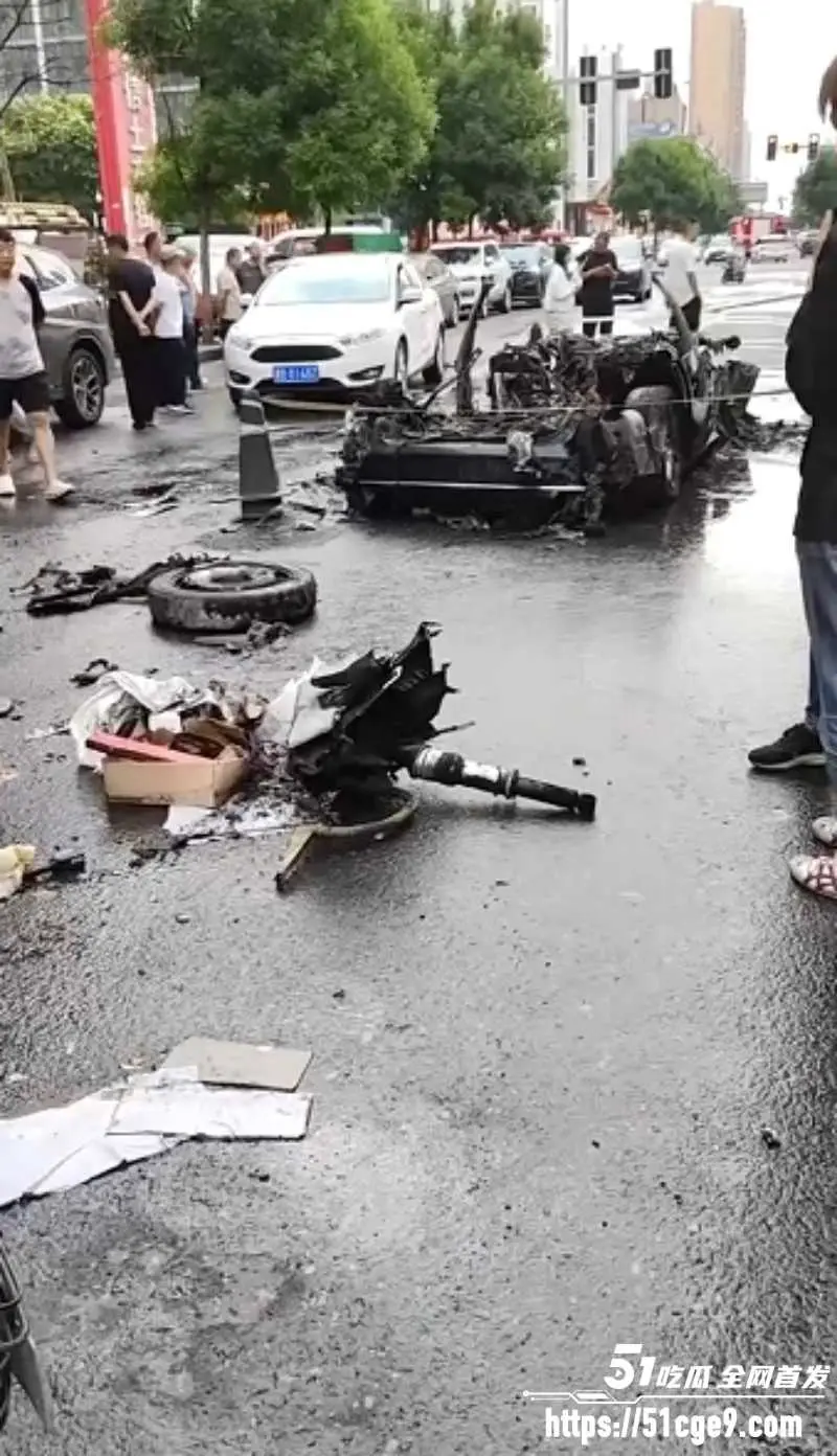 山西大同东信土产街 情侣吵架当街放火烧车 现场火光冲天浓烟滚滚！ 图4