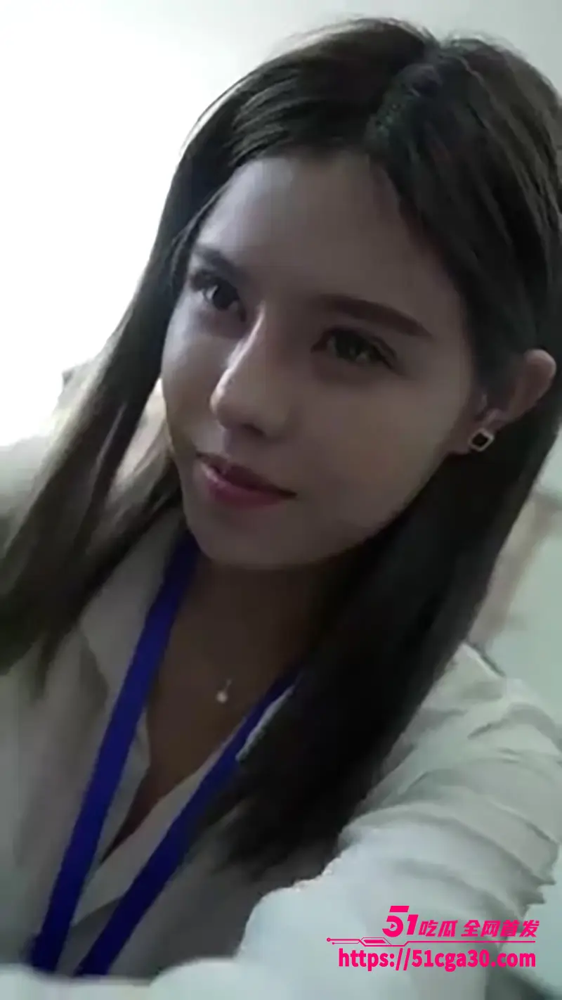 擦边短剧《我的富豪美女房东:逆袭职场风云》卑微打工人去经理家交房租 却被指挥却打杂工 美女房东伸手拍他屁股 “过来,帮姐个忙”! 图4