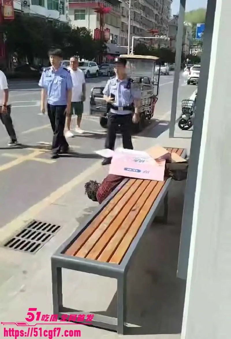 陕西汉阴县臭名昭著了 老太被当街强奸 瘫倒赤裸无人问津 拿纸壳遮羞惨不忍睹 图6