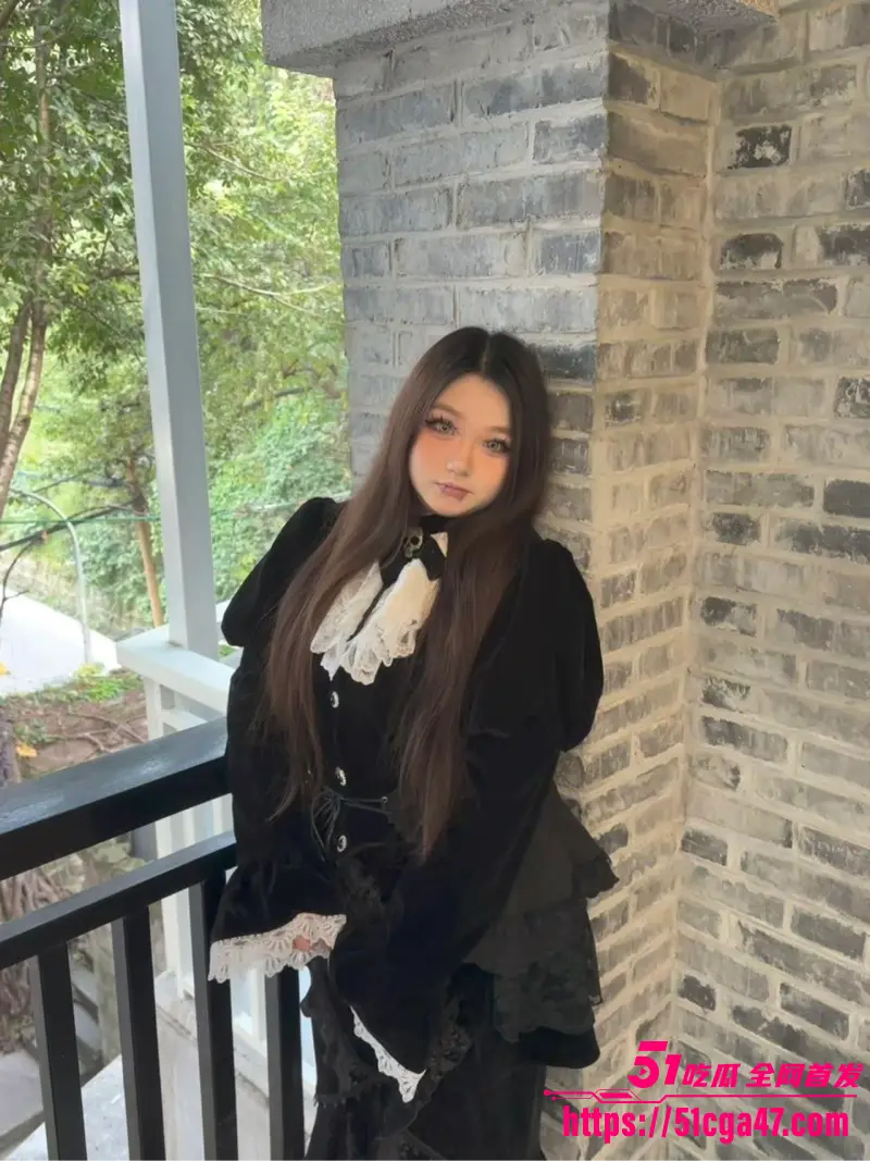 上海坦克精神小妹 刘茵 拍摄各种不雅视频 奶头穿钉暴露M属性 硕大胸脯被各种玩弄！ 图1