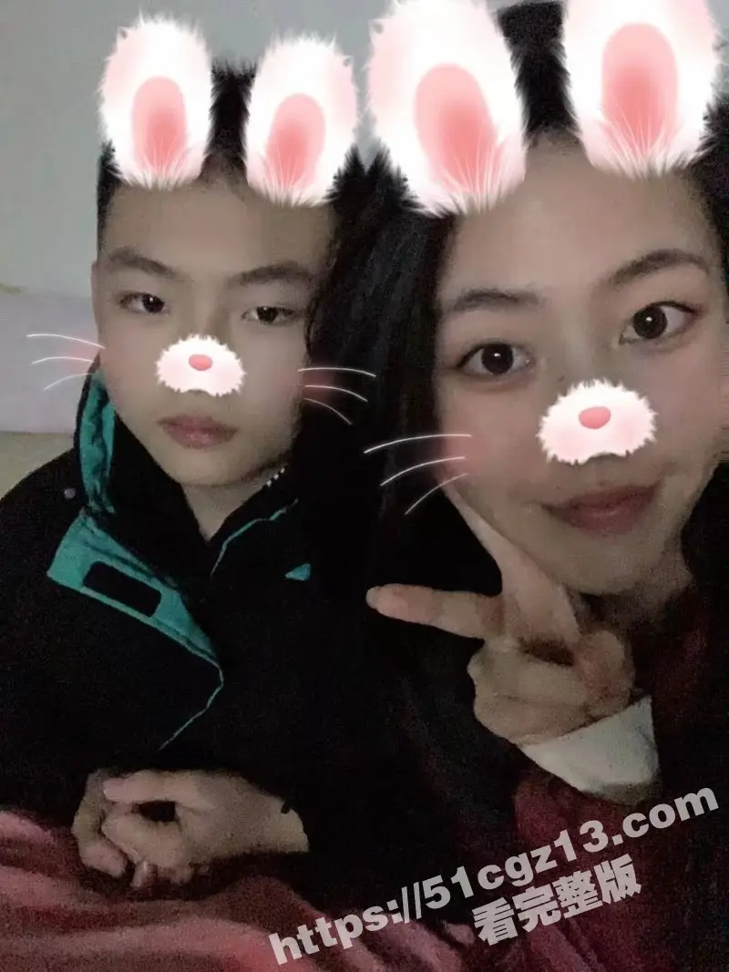 成都成华区反差骚母狗 肖仕燕 与炮友裸聊自慰视频泄密 一线天骚穴被假屌抽插的淫水四溢 图4