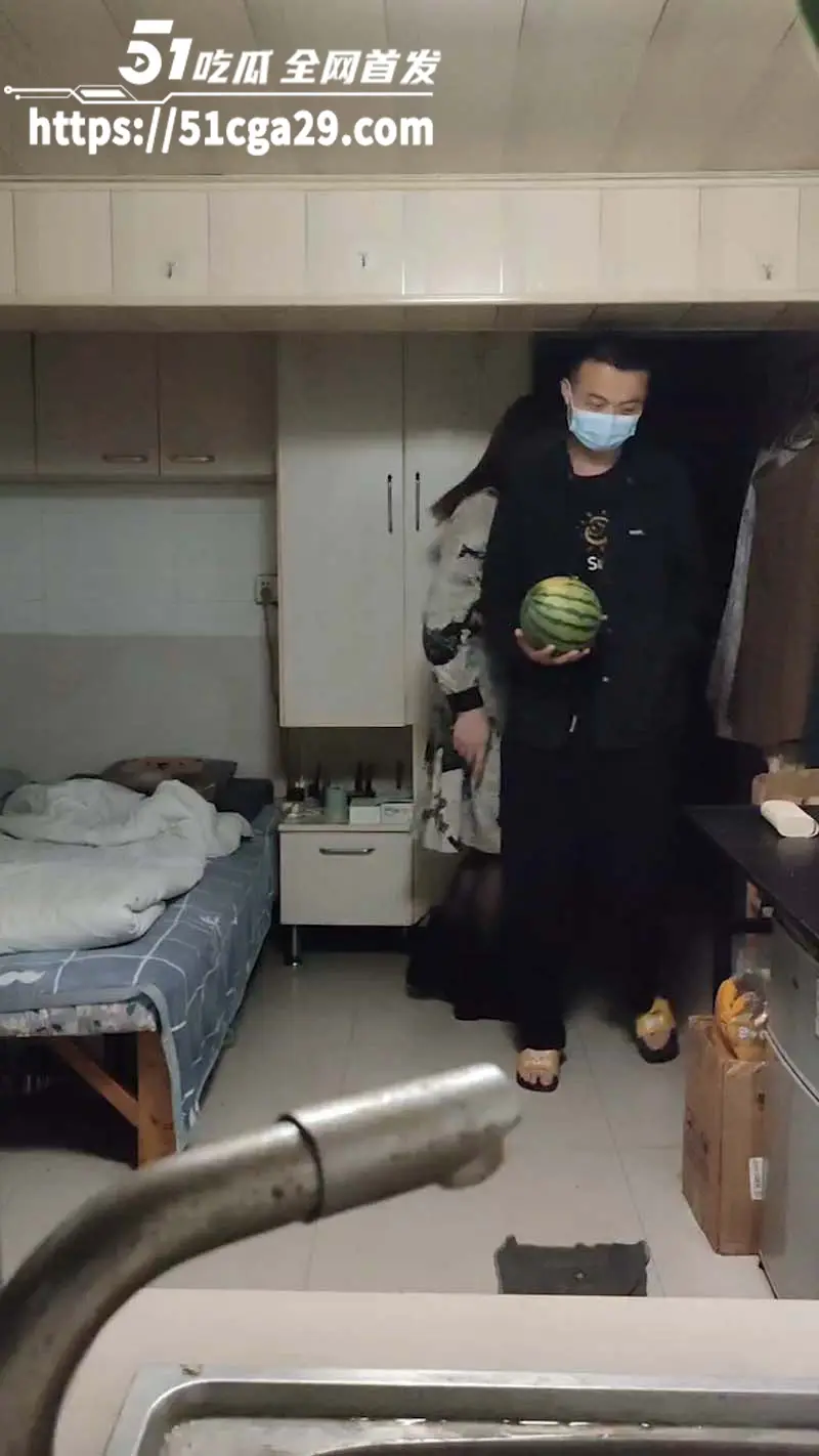 南京TS伪娘阿红 西瓜哥 炎炎夏日为红姐带来了一丝清凉 刚口交到一半 情到深处激烈热吻! 图1