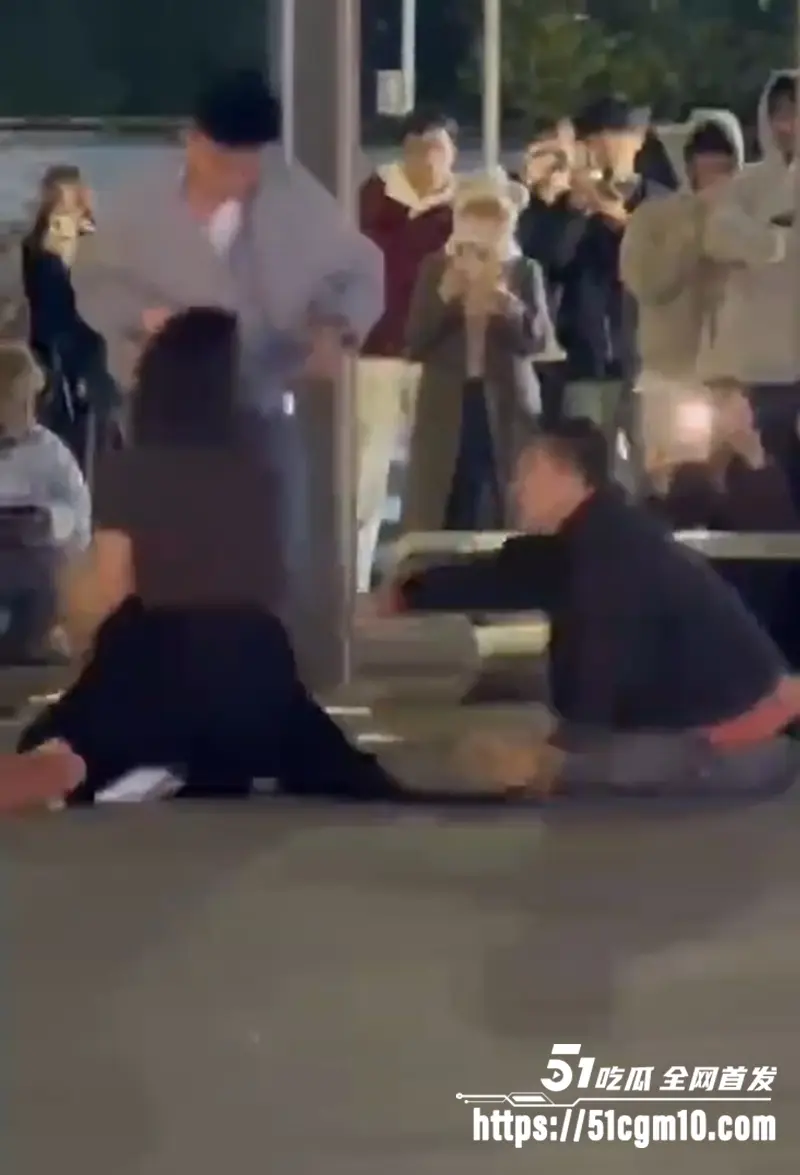 潮汕人妻当街抓奸 小三竟是男GAY 老公认怂跪街求饶 女子怀疑人生当场崩溃大哭! 图4