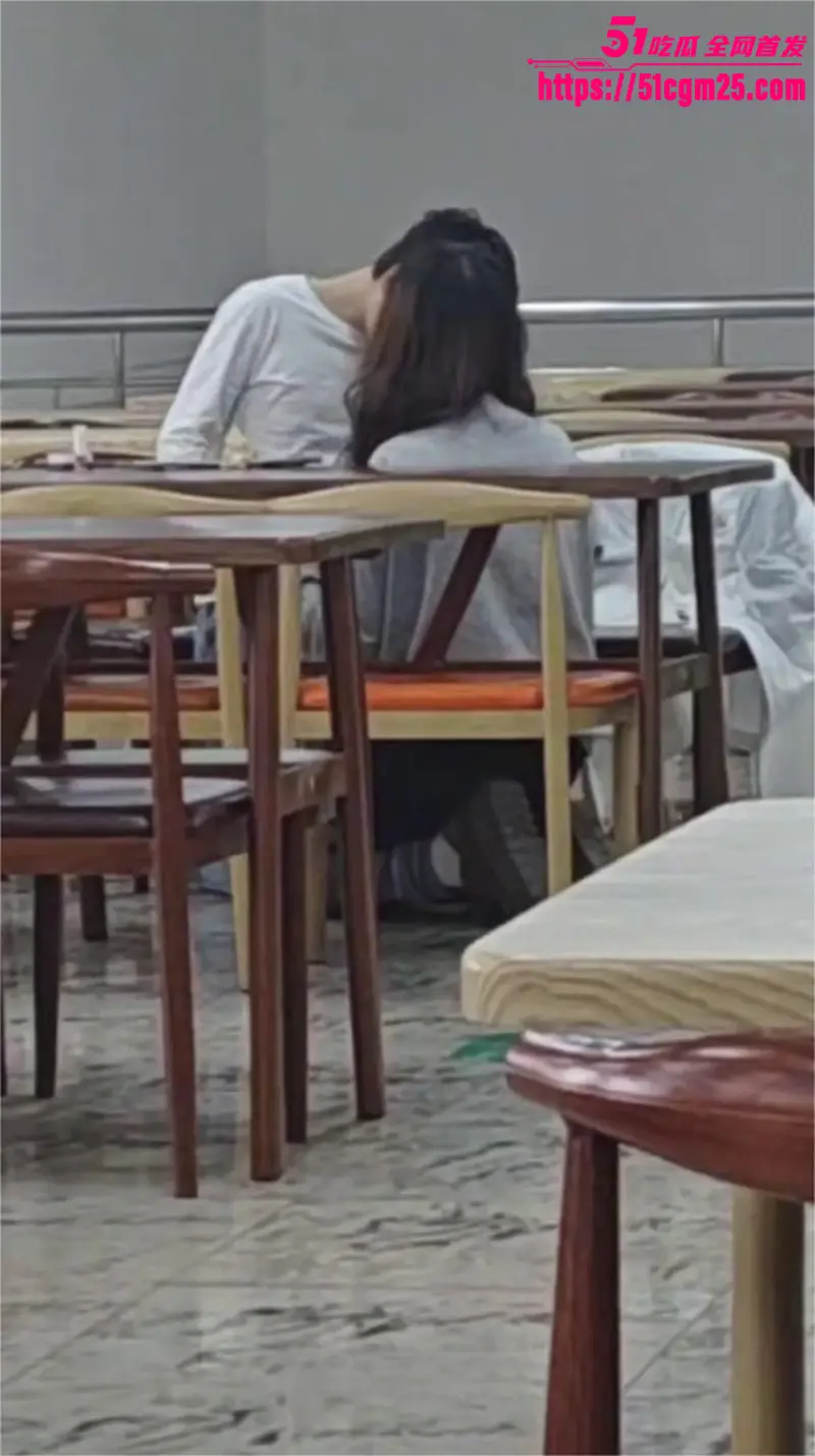 大学生情侣上演食堂激情 镜头前舌吻调情毫不避讳羡煞众人 图5