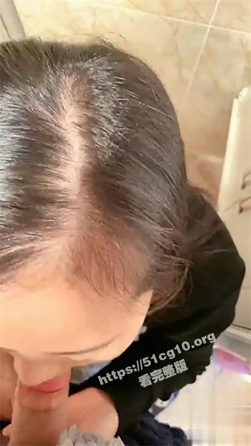 千万不要让你爸知道!我和妈妈真实乱伦 在卫生间操逼 冒生命危险玩刺激! 图1