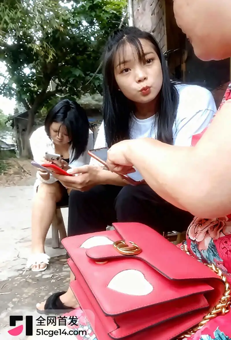 城中村嫖娼偷拍 大哥花小钱连干两女 先操纯情嫩妹再干大奶熟女 一条巷尝遍两种穴 图4