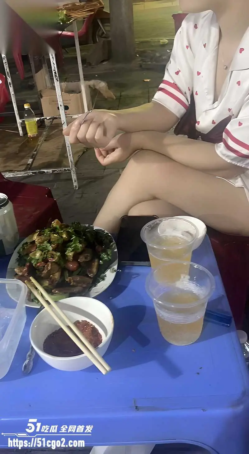 乱伦大神 烟色晚空 原创新作 再战睡衣战袍的嫂子 内射骚穴一滴都没流出来 图1