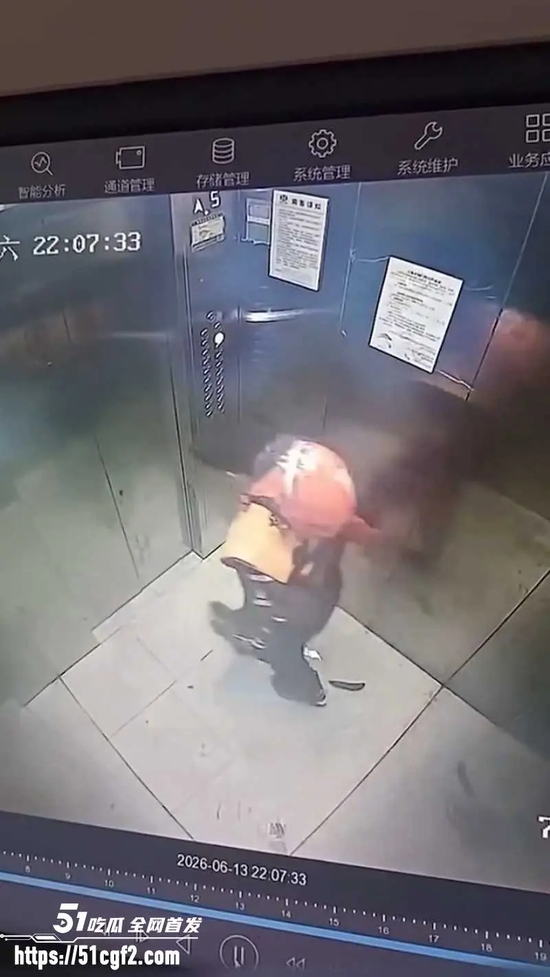 云南大便哥 淘宝外卖员 送餐途中在电梯拉屎 监控视频瞬间火爆出圈! 图3