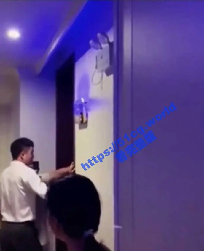 捉奸现场！ 震惊！妻子出轨老公表弟 被堵在酒店捉奸在床 真叔嫂情深！ 图1