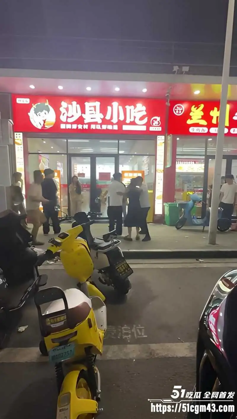 反差女神精神小伙打架现场 美女真上狂野扭打直接失控 身材火辣太带感! 图5
