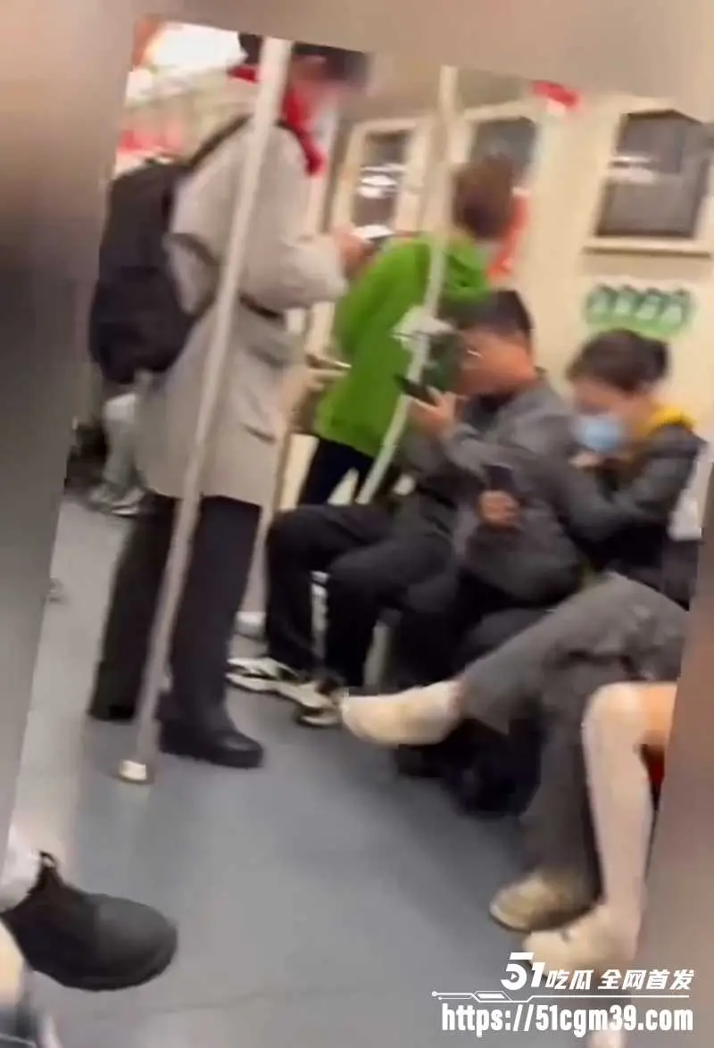 地铁小伙当众掀裙抠逼 白丝女孩强忍娇喘 乘客环绕却无人阻止 真是太大胆了！ 图3