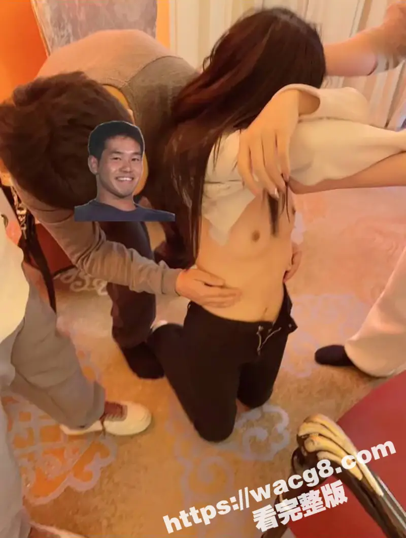 极品身材小母狗 被主人带到酒店调教 一边吃饭一边享受小母狗的桌下口活 多人输出给小母狗操到高潮 图1