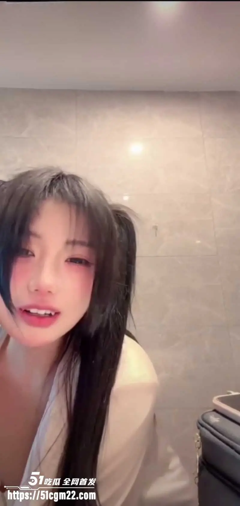 抖音快手网红闪现镜头合集 直播意外漏点乍泄春光 各种美腿美白身材一闪而过 图7