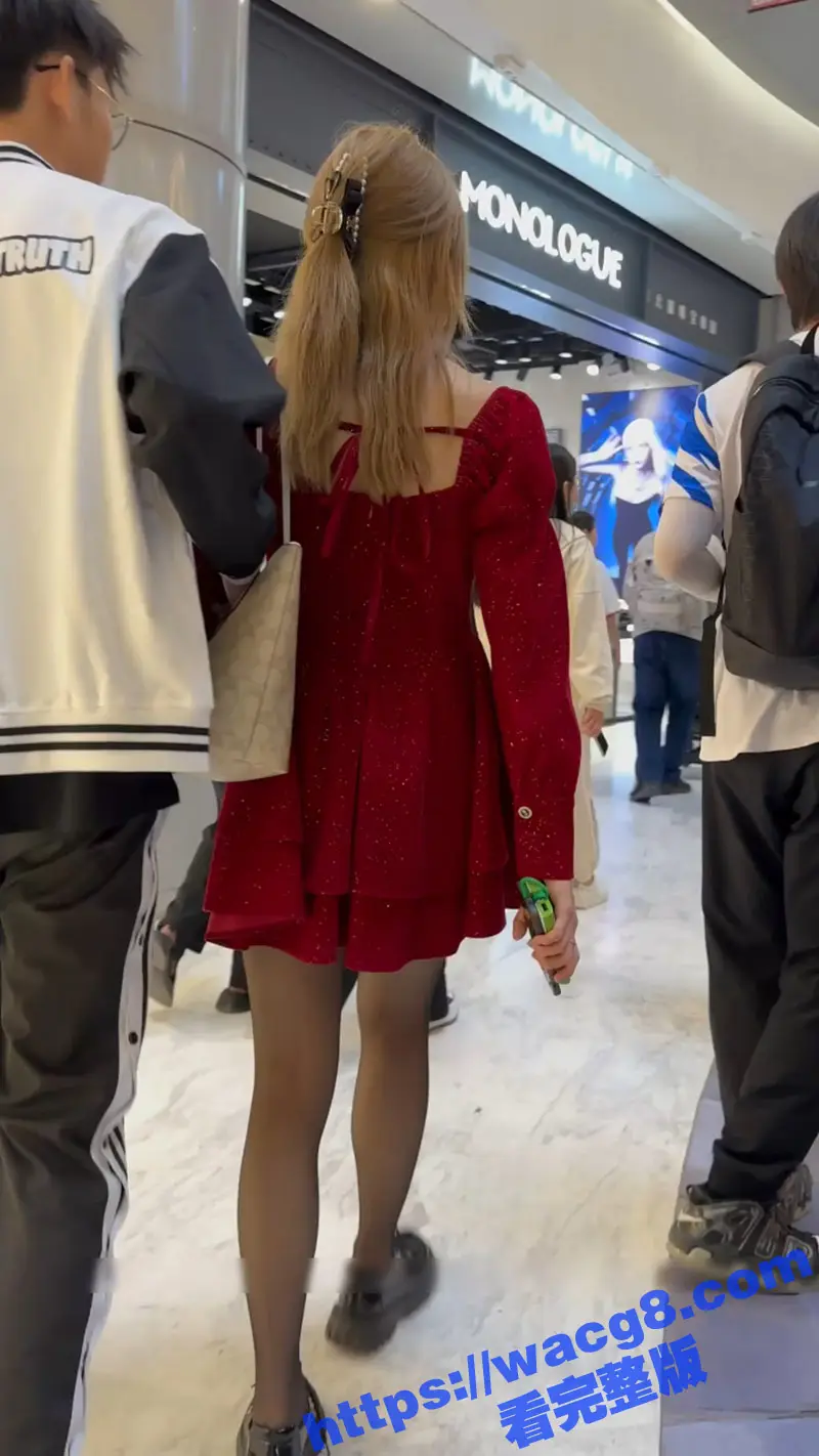 偷拍大神街头尾随 抄底性感连衣裙黑丝美女 身材很棒颜值超高的小姐姐 灰色丁字裤一看就是内骚型的 图3