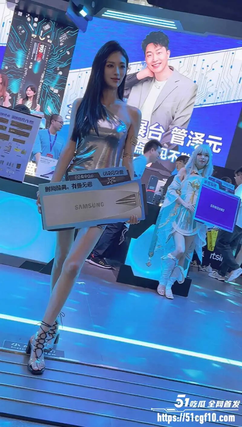 KFC抄底系列 偷拍多位车模御姐学生妹 绝美颜值高挑身姿 性感丁字裤紧勒阴沟! 图2