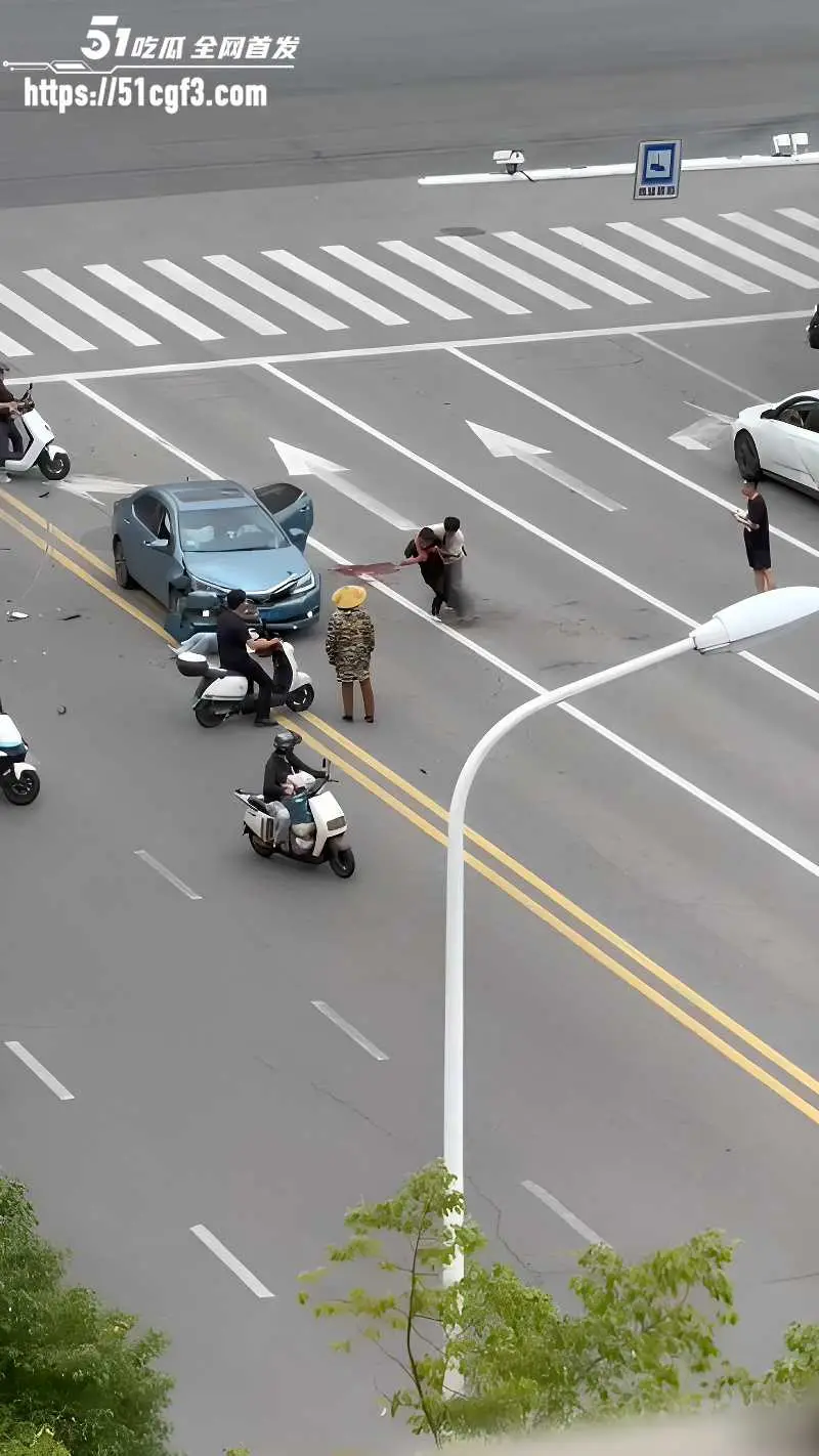 震惊三观 男子为情所困 闹市区马路持刀怒杀原配情夫 事后当场自我了结！ 图6