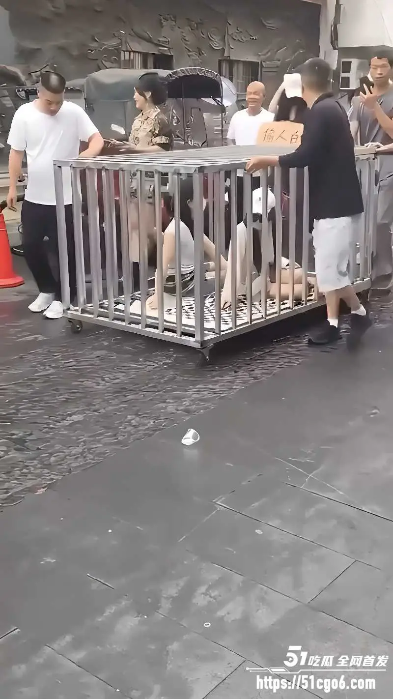 湖南汨罗商业街 惊现活人浸猪笼 俩女一狗被关铁笼 敲锣游街太疯狂！ 图2