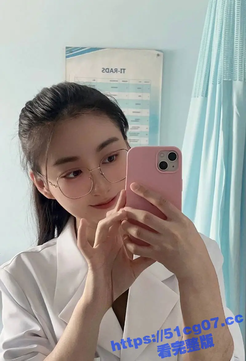 云南省第一人民医院的颜值担当 陈萍萍 为能成功上位科室主任 趴在办公桌上翘着屁股等待被领导后入! 图5