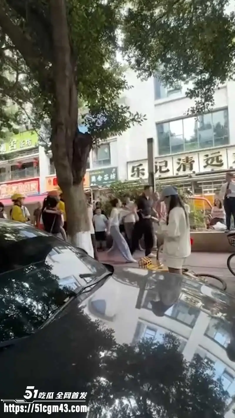 原配当场抓奸丈夫出轨 小三公开承认身份 秒签离婚协议 抛弃妻子恶心至极! 图4