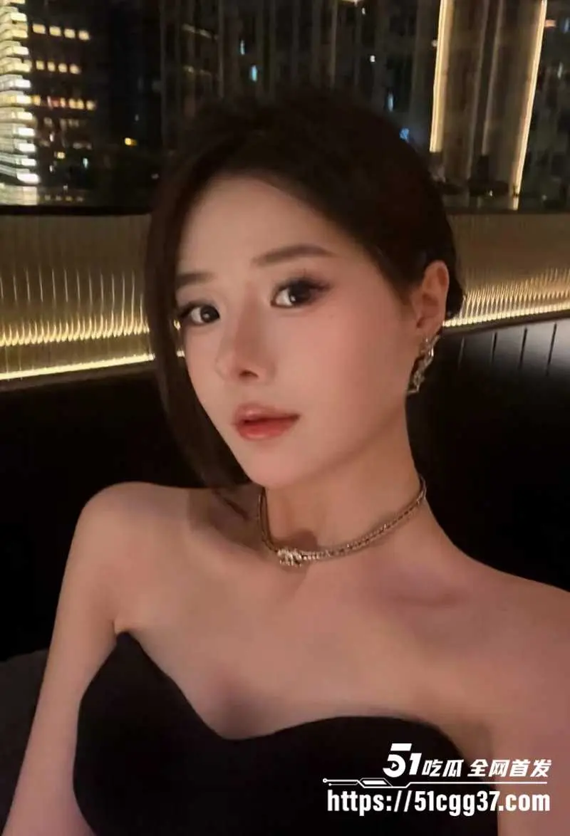 约炮大神 我的枪好长 最新拿下20岁顶级身材美女 各种姿势硬核抽插 特写肉棒猛怼小穴 不愧是万年老司机 图1