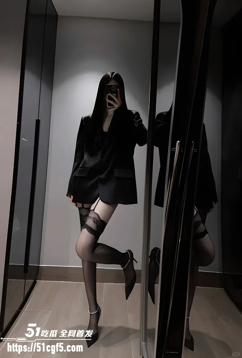 金主包养调教巨乳学生妹 骑乘舔穴品尝淫液 黑丝肥臀无套爆操 骚媚入魂! 图4