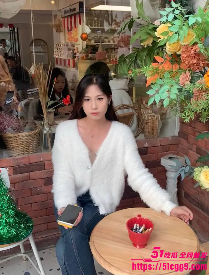 广西柳州反差女神 赵鑫鑫 被渣男曝出性爱视频 胯下口交抬腿爆操 全程淫荡浪叫操成母狗！ 图2