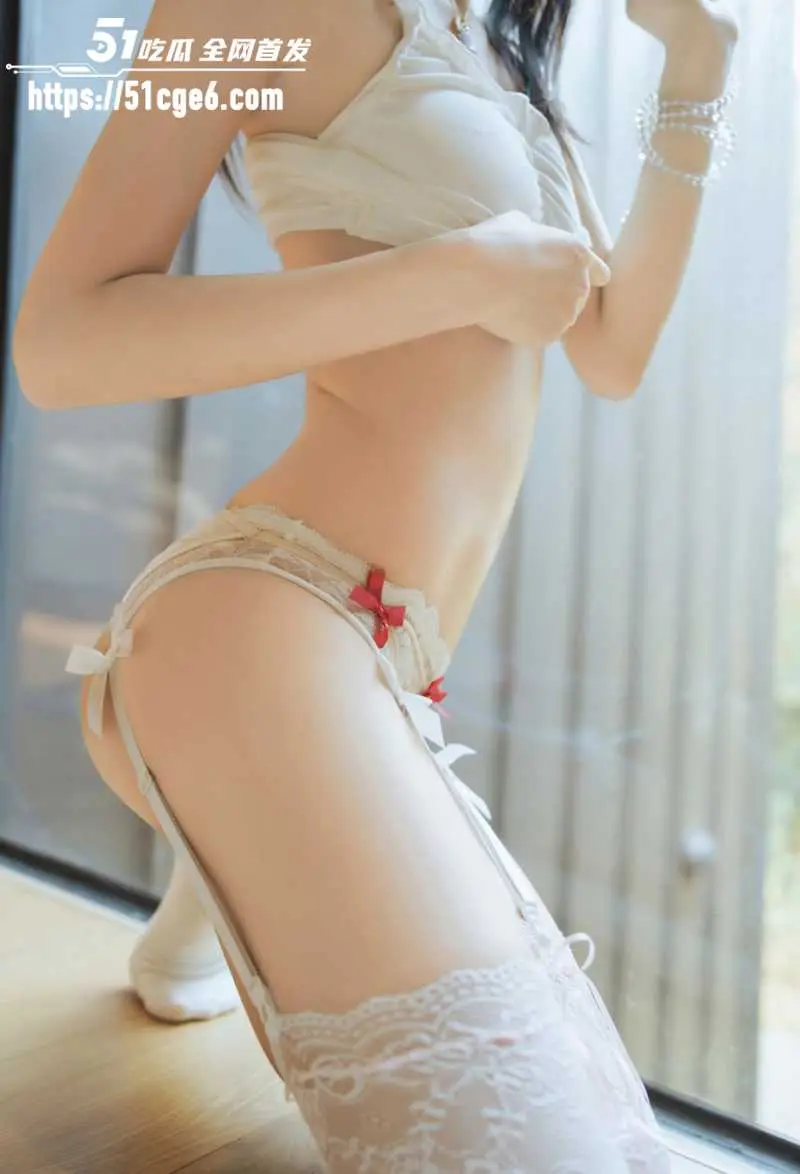 甜心女神 樱桃喵 春日碎花写真 蕾丝吊带勾勒蜜臀 阳光撩拨甜欲肉体 暗藏万千媚意 图9