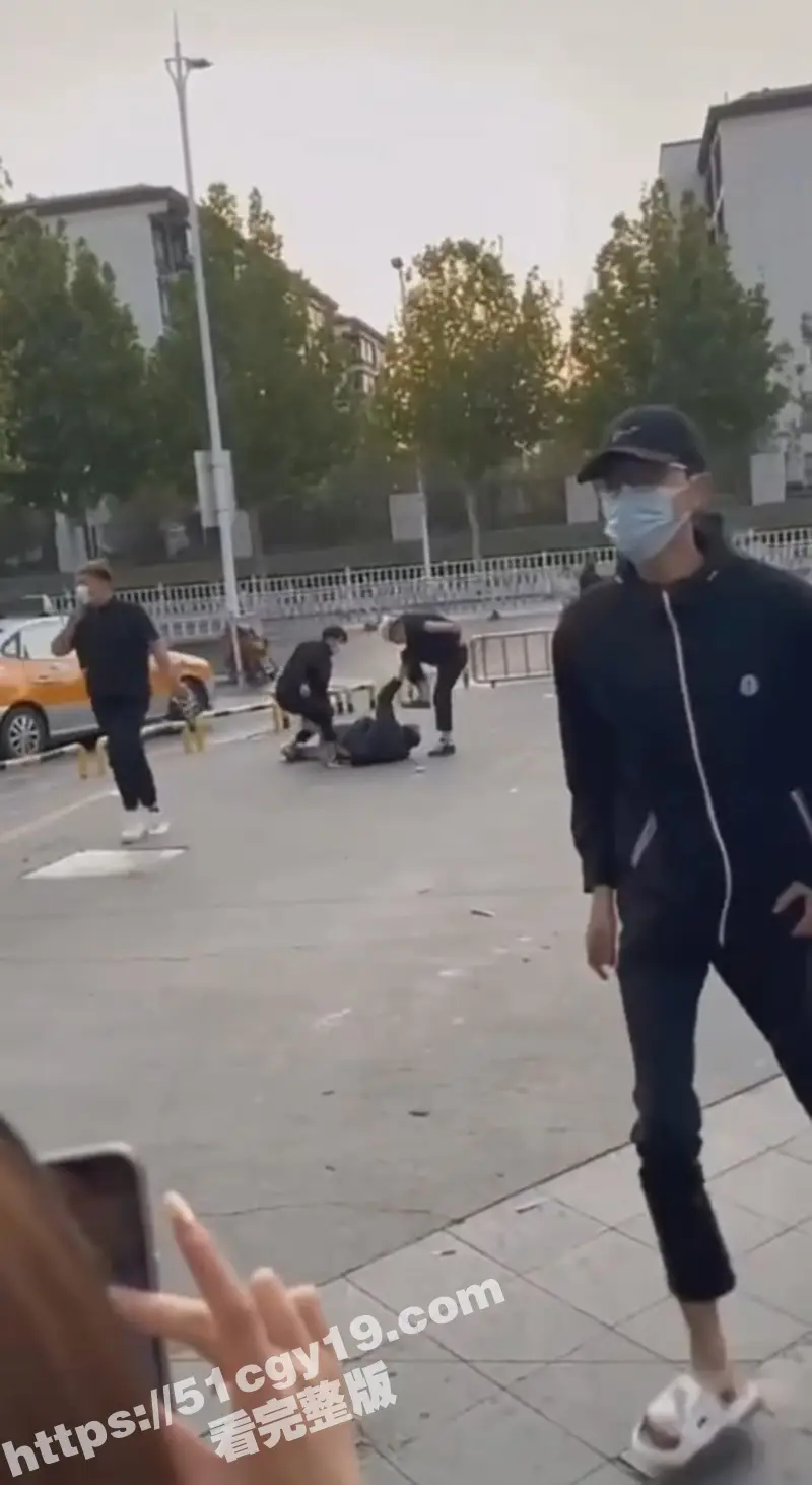 山东泰安 精神小伙 砍人事件视频完整版曝光 四人手持砍刀疯狂乱杀 刀刀致命 血腥画面令人胆寒！ 图5