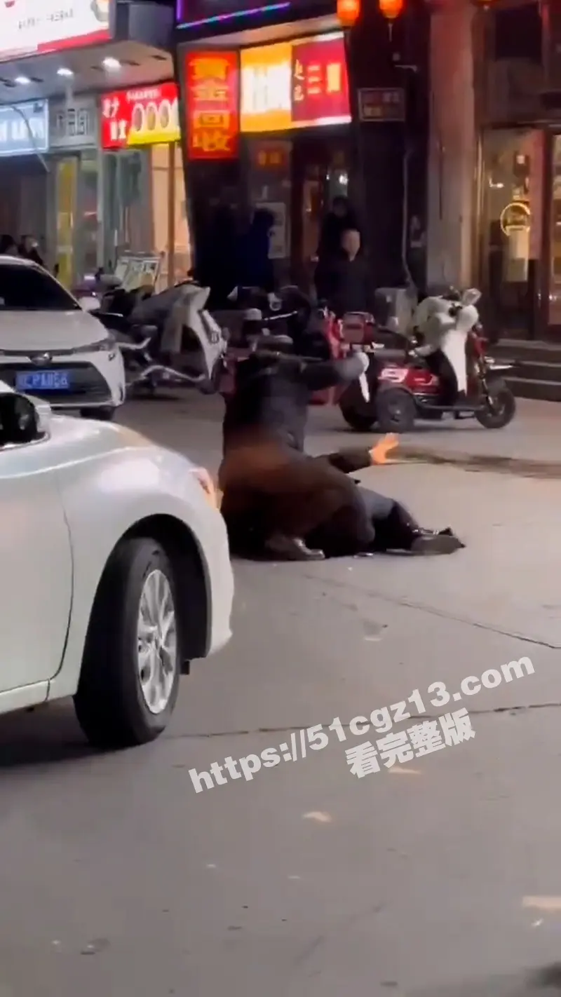 河北三河市上上城三季小区附近惊现绿帽刀客 罗某街头挥刀狂捅张某 刀刀毙命! 图3