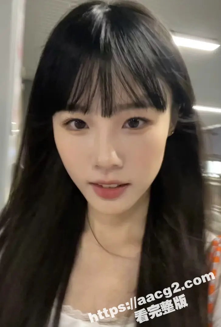 甜美萝莉音学生妹跟金主酒店开房 网袜足交骑乘啪啪 还边跟姐姐通电话 颜射糊脸让人欲罢不能 图3