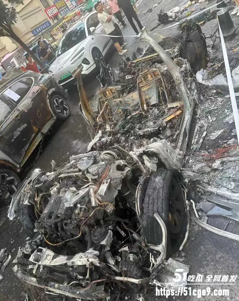 山西大同东信土产街 情侣吵架当街放火烧车 现场火光冲天浓烟滚滚！ 图3