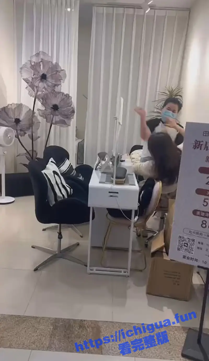 捉小三现场！美甲店老板娘偷情闺蜜老公被找上门 直接在商场大打出手！ 图1
