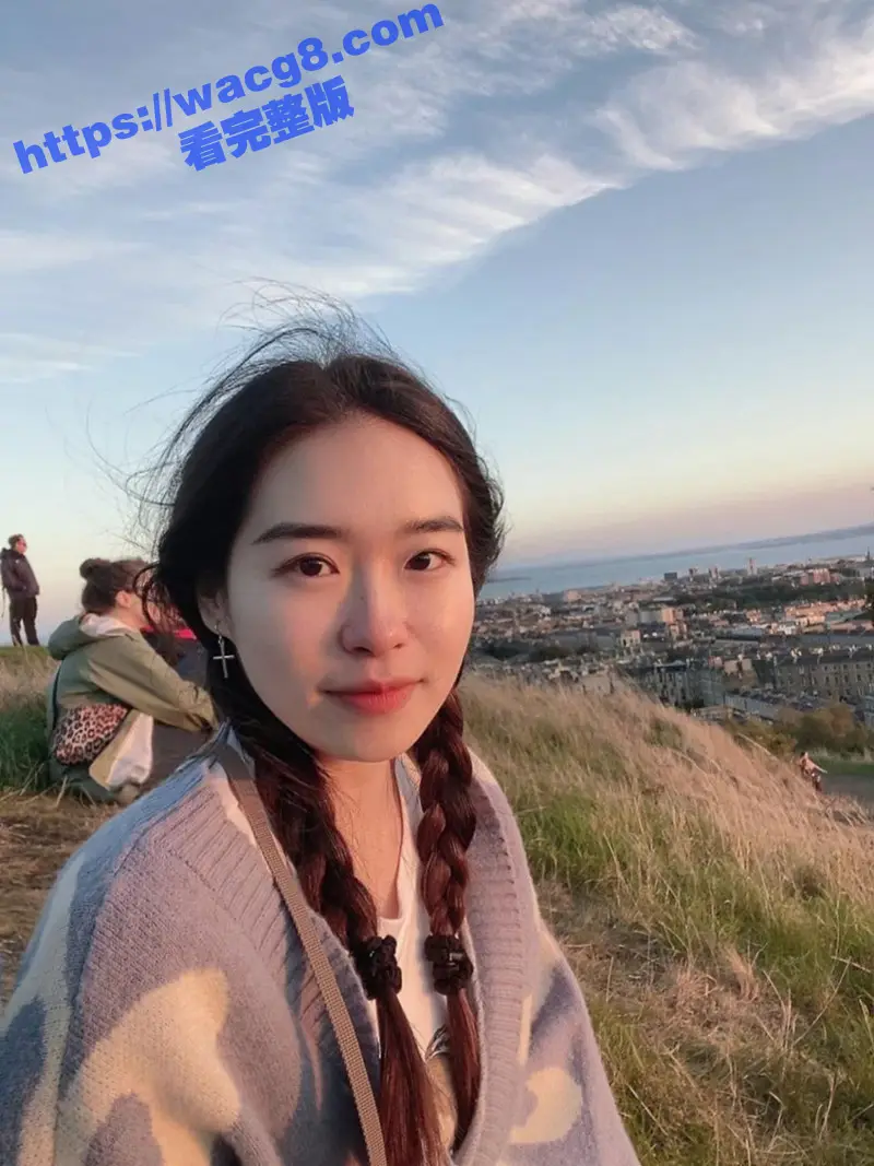 内蒙古乌兰浩特25岁反差婊张雪萌 网调视频流出 骚逼被人玩到开穴自己吸允着奶头 寻求着大肉插入! 图2