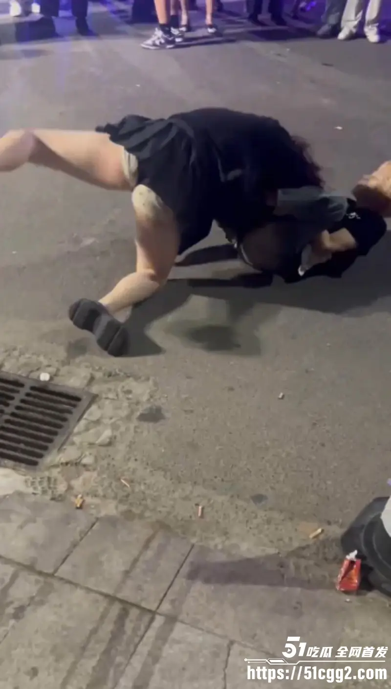 彪悍小仙女暴走名场面 当街狂揍黄毛精神小伙 大白屁股极度辣眼 小伙甘拜下风被打到怀疑人生! 图1