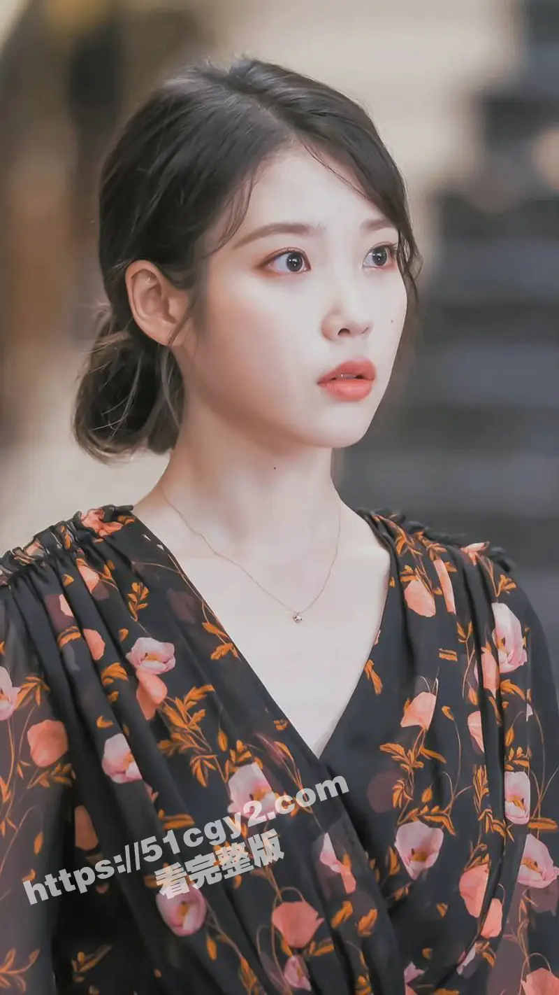 韩国歌手IU 李知恩 袖口疑似走光露奶 狗仔拍摄技术是真的强 挺拔的奶子一览无余! 图1